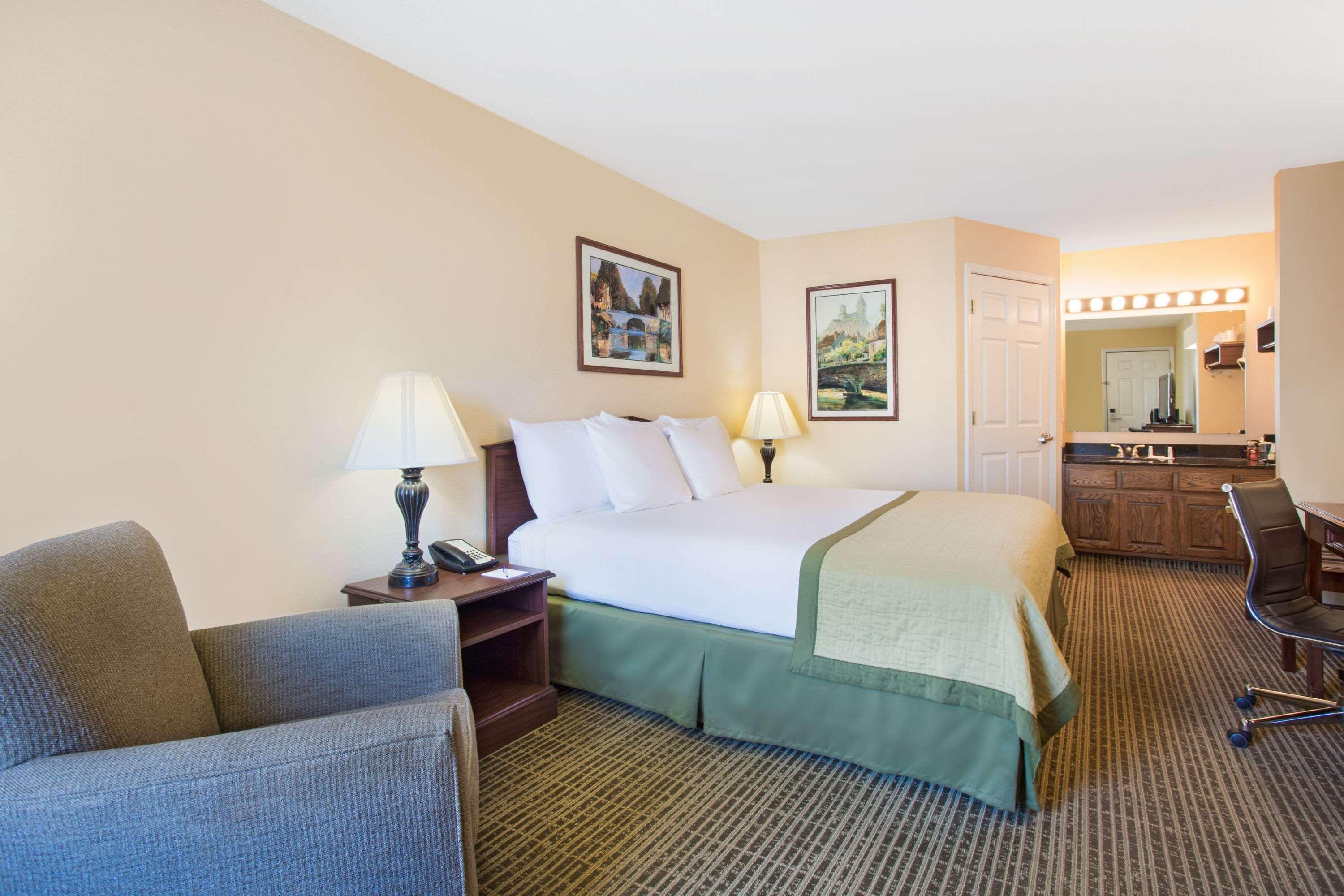 Baymont By Wyndham Forest Motel Forest City