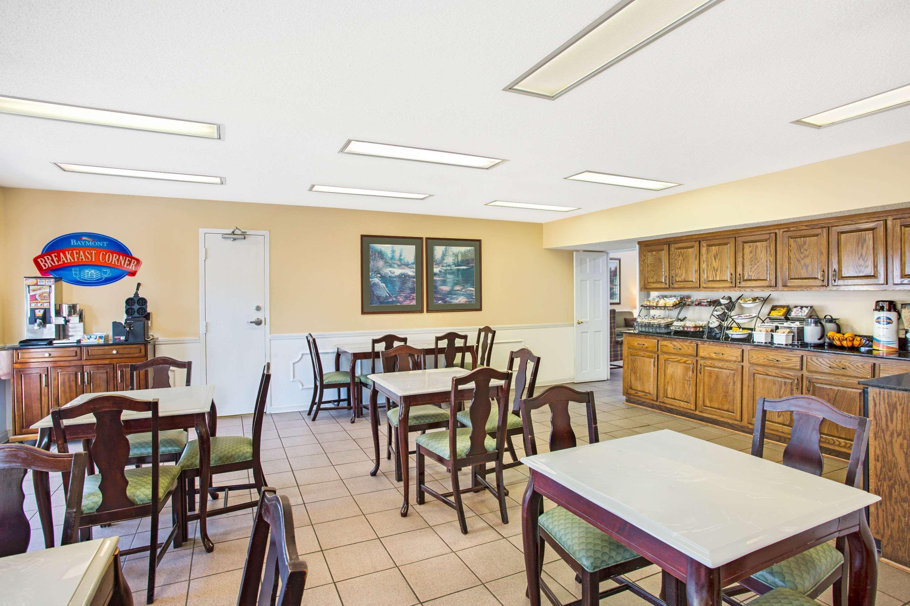 Motel Baymont By Wyndham Forest 2*